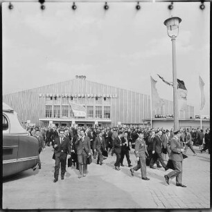 VII. Parteitag der SED, Bild 1: Parteitagsdelegierte verlassen die Werner-Seelenbinder-Halle, April 1967. SW-Foto © Kurt Schwarz.