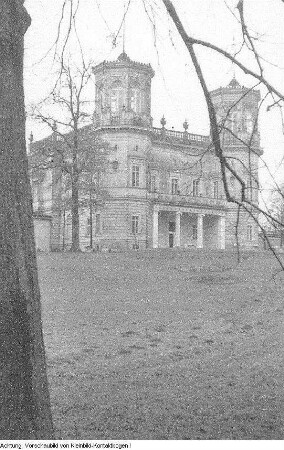 Dresden, Dresdner Klub, Einweihungsveranstaltung, Veranstaltung mit dem Schriftsteller Anton Zischka, Außenansichten des Klubgebäudes, dem Lingnerschloss, März 1957