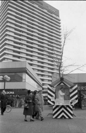 Mülheim: Hochhaus und gestreifte Verkaufsbude am Kaiserplatz