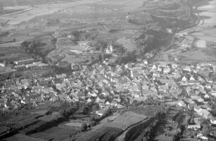 [Bahlingen: Ort mit Kirche und Rebberg]