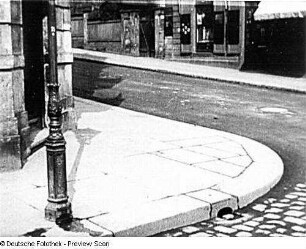 Szene aus dem experimentellen Dokumentarfilm "Filmische Plaudereien" (Alltag in der Äußeren Neustadt und in Pieschen): Straßenecke