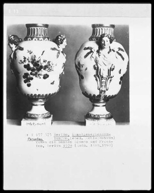 Vase mit bunten Blumen und Früchten
