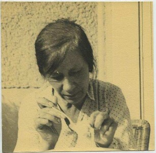 Maria Jasny, die Mutter der Fotografin, in ihrer Wohnung in Berlin