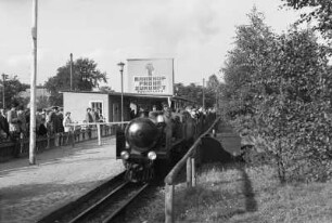 Pioniereisenbahn. Bahnhof "Frohe Zukunft" am Fučikplatz mit abfahrbereitem Zug : Dresden-Altstadt. Pioniereisenbahn. Bahnhof "Frohe Zukunft" am Fučikplatz mit abfahrbereitem Zug