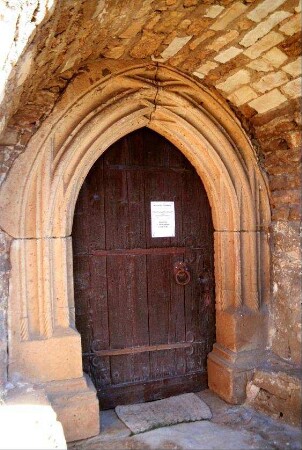ebenerdiger Eingang zur Kirche, gotisches Portal mit Stabwerk