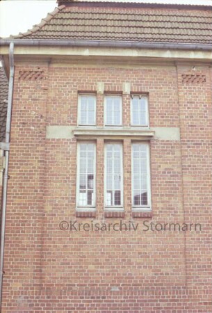 Schulstraße: Schlossschule [später Grundschule am Schloss]: Turnhalle: Detailaufnahme: Fenster