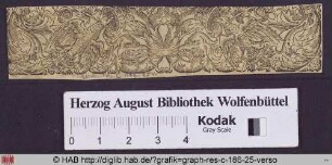 Ornamentleiste mit zwei an den Schwänzen zusammengebundenen Delphinen, Vögeln, Füllhörnern und Akanthusblattwerk.
