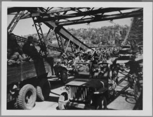 Szene aus dem sowjetischen Dokumentarfilm "Die Befreiung Dresdens": Angehörige der sowjetischen Armee (1. Ukrainische Front) auf der Loschwitzer Brücke ("Blaues Wunder")
