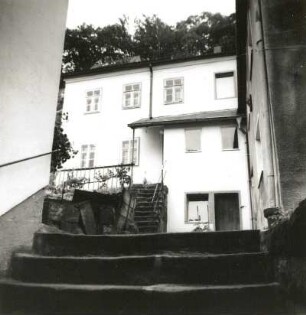 Stadt Wehlen, Mennickestraße 16. Wohnhaus in Hanglage (um 1802). Straßenansicht mit Treppe