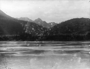 Gewässer : Berge am Ufer eines Gewässers