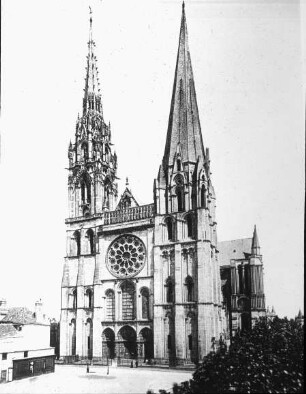 Chartres, Kathedrale Notre-Dame, von Westen