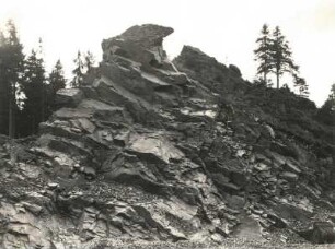 Vogtland. Großer Affenstein am Rehhübel südlich Falkenstein. Gefalteter Grauwackenquarzit