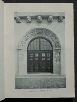 Schulhaus am Herschelplatz. (Portal.)