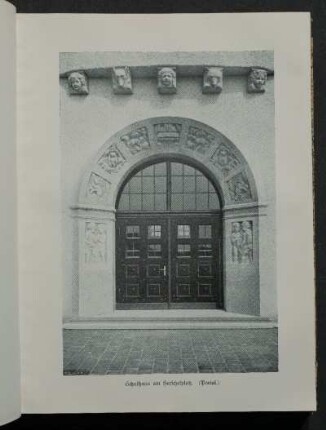 Schulhaus am Herschelplatz. (Portal.)