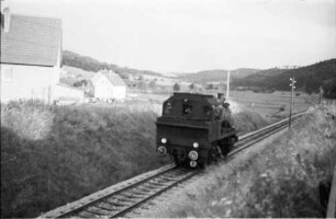 Spritzzug mit Lok 141, Gauselfingen; die Zugschlussscheibe an Lok 141 weist einen Leerzug (Lz) nach Gammertingen aus, Hochtal Fehla