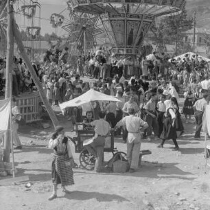 Der Alljährliche im Herbst durchgefühtre Jahrmarkt in Karlowo (Lewskigrad). Karusells als Freizeitvergnügen. Bewohner aus Rosental in ihrer traditionellen Tracht