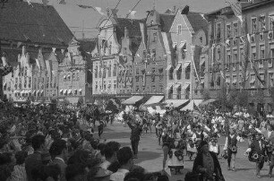 Landshut: Festzug im linken Teil des Straßenzuges
