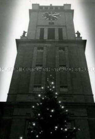 Weihnachtsbaum vor dem Schöneberger Rathaus