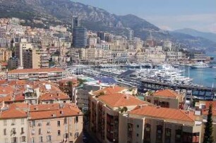 Monte Carlo - Stadtübersicht : Blick vom Schloss-Felsen über Altstadt (vorn) zum Hafen von Monte Carlo, aufgenommen 2006