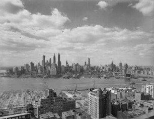 New York, Blick über den East River mit Brooklyn Bridge auf Manhattan