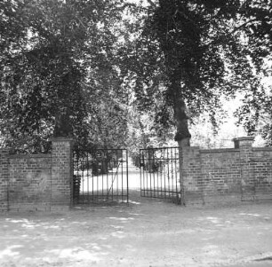 Cottbus-Schmellwitz. Nordfriedhof (1870 angelegt). Toranlage (Kurt-Pavel-Straße). Straßenfront