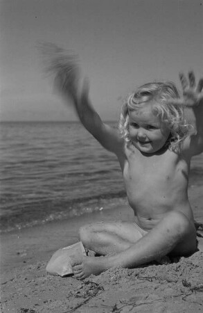 Hiddensee: Kinder beim Baden, Landschaften, Meeresaufnahmen : Kleines Mädchen am Strand, mit Sand spielend