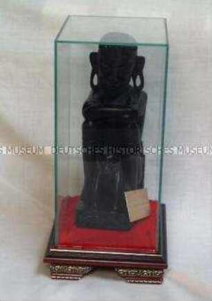 Malaisische Statue in Glasvitrine