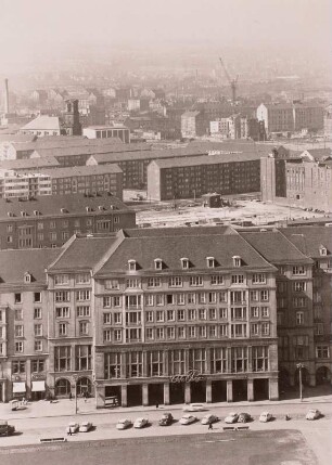 Dresden. Blick vom Rathausturm über den Altmarkt (Cafe Prag) nach Westen