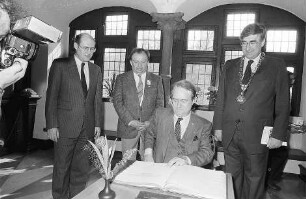 Freiburg im Breisgau: Rolf Böhme empfängt SPD-Prominenz zum Landtagswahlkampf: NRW-Ministerpräsident Johannes Rau, Landtagsabgeordneter Schrempp und Landtagskandidat Gustav-Adolf Haas