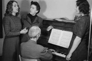 Aufnahmen der Opernsängerin Frida Leider, Leiterin des Gesangsstudios der Staatsoper Berlin, beim Gesangsunterricht mit ihren Schülern : Frida Leider (2. von links) beim Unterricht mit zwei Schülern