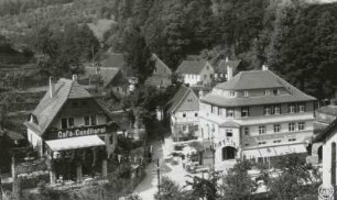 Niederrathen, Ansicht im Amselgrund mit Café "Zum sonnigen Eck", Nr. 9 b, und Wohnhaus mit Laden, Drogerie und Kolonialwaren Emil Böhme, Nr. 10. Blick nach Nordnordwest