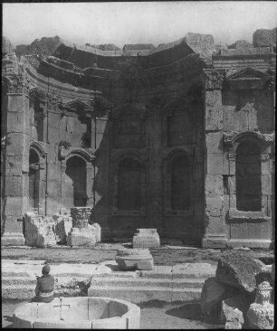 Jupitertempel Westl. Exedra im Vorhof ba'albek [Baalbek]