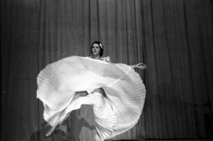 Berlin: Kabarett der Komiker; Romy tanzt (weißes Kleid)
