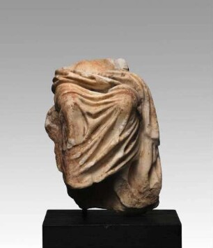 Unterkörper eines sitzenden Gottes (Sarapis ?)