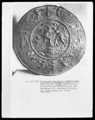 mit Leder bezogener Schild, im Mittelrelief die Entführung der Helena