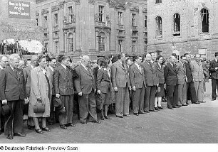 Aufnahmen von den Feierlichkeiten zum 1. Mai 1946 in Berlin : Parteivorstand der SED im Demonstrationszug; Unter den Linden (von links nach rechts: Hermann Matern, Wilhelm Pieck (4.von links), Käthe Kern, Otto Grotewohl, Hans Jendretzky und Walter Ulbricht)