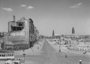 Dresden-Altstadt. Blick von Hauptbahnhof (Überführung) über Ruinenfläche gegen Kreuzkirche und Rathaus