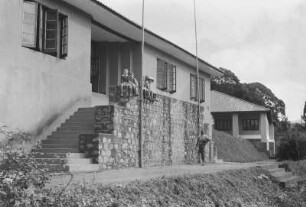 Deutsche Schule in Lushoto : Fünf Jungen sitzen auf einer Mauer der deutschen Schule von Lushoto.