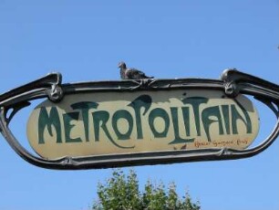 Paris Montmartre, historisches Metroschild an der Station Blanche