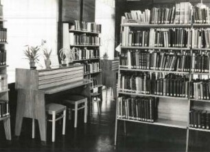 Freital, Kreisbibliothek, Inneres mit Katalogtisch