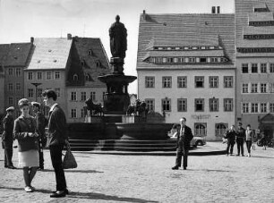Freiberg. Brunnendenkmal mit dem Standbild des Stadtgründers, Otto dem Reichen, und Teil des Obermarktes