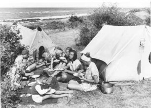 Ostsee. Hohwachter Bucht. Die ganze Zeltrunde beim Mittagessen. Aufgenommen 1947