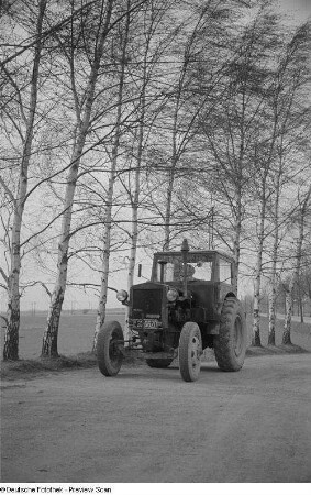 Traktor auf einer Landstraße