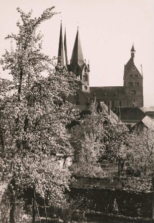 Gelnhausen im Frühling. Im Hintergrund die im 12. Jh. im romanischen/ frühgotischen Stil errichtete Marienkirche