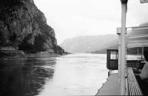 Kazanpass [Cazane, Banat]: Einfahrt und Kazan, langes Deck des Schiffes, näher, lange Kazanstraße