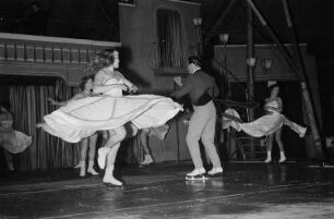 Schlittschuh laufende Paare bei einem Auftritt vor Publikum im Volkseigenen Circus Aeros