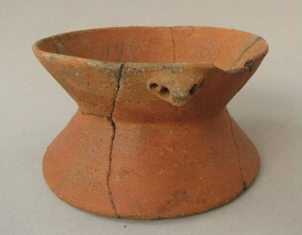 Clay pot stand