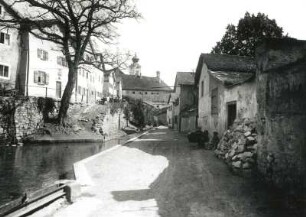Eichstätt, Gasse am Stadtgraben : Eichstätt. Gasse am Stadtgraben. Blick gegen den Turm der Walburgiskirche