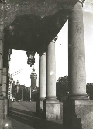 Leipzig. Blick durch den Portikus des Reichsgerichtes gegen das Neue Rathaus