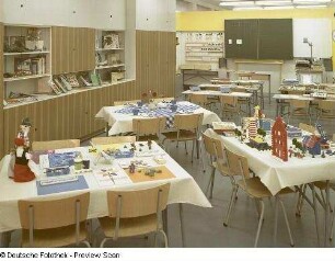 Anbauwand : Ausstellungskoje mit Polytechnischem Kabinett. Ansicht mit Anbauwand und Schulbänken (1973) mit gebastelten Exponaten